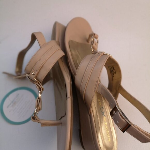 NWT Andrew Geller Ladies Size 7M Beige Wedge heel Thong Sandals - Picture 3 of 4